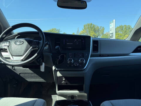 2017 Toyota Sienna LE 8-Passenger