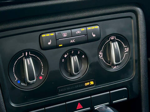 2013 Volkswagen Beetle Convertible 2.5L 50s Edition