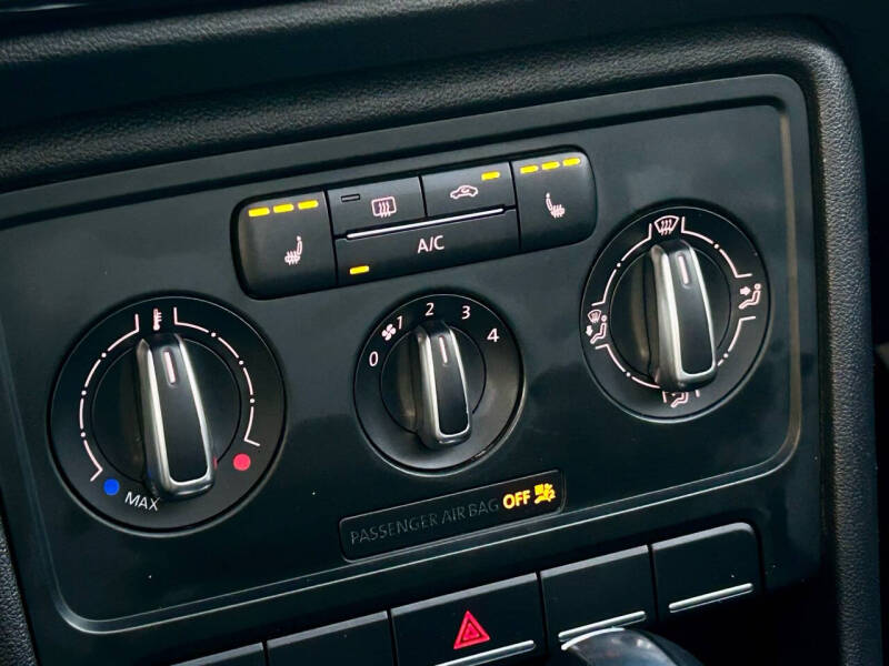 2013 Volkswagen Beetle Convertible 2.5L 50s Edition