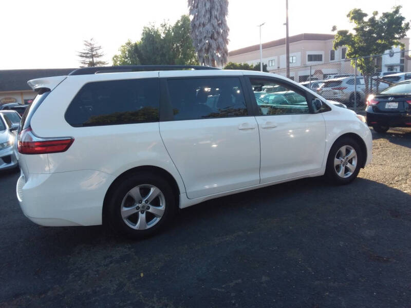 2015 Toyota Sienna LE 8-Passenger