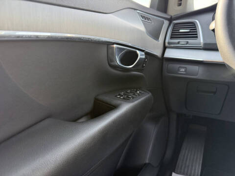2023 Volvo XC90 B5 Core