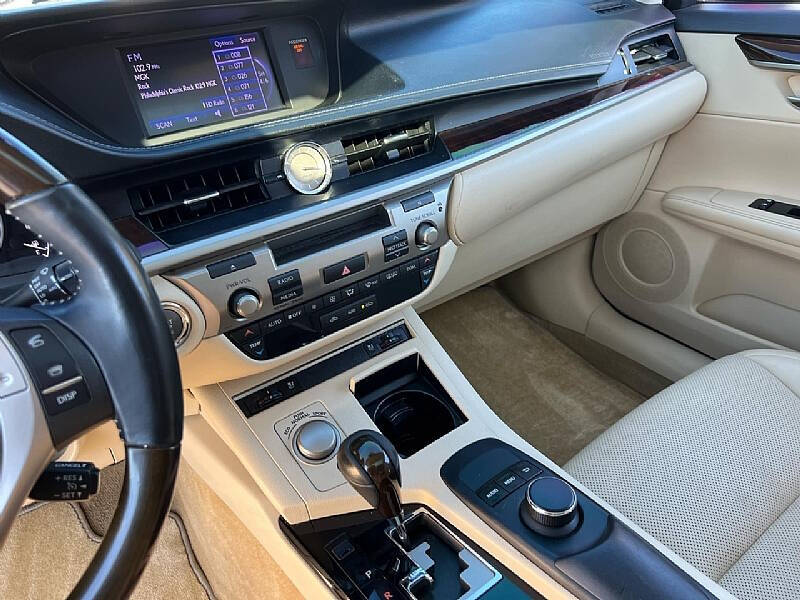 2014 Lexus ES 350 photo 16