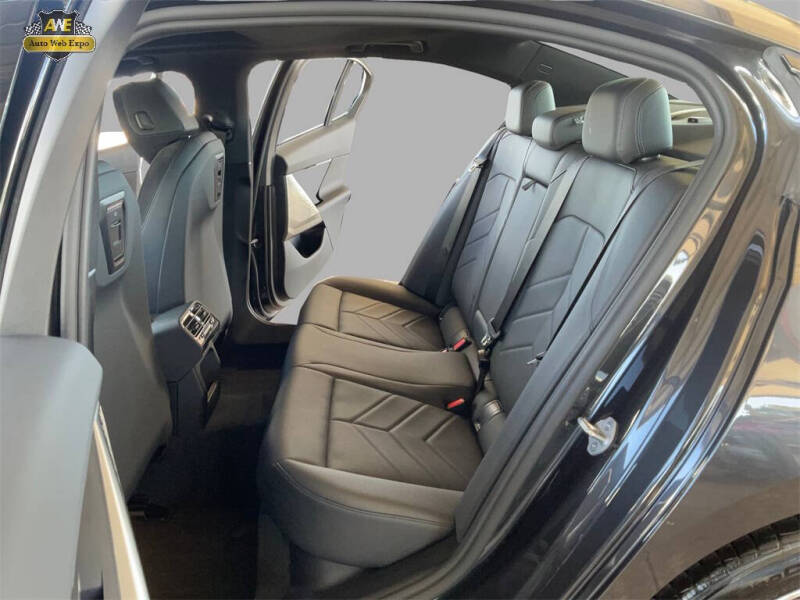 2025 BMW 5 Series 530i