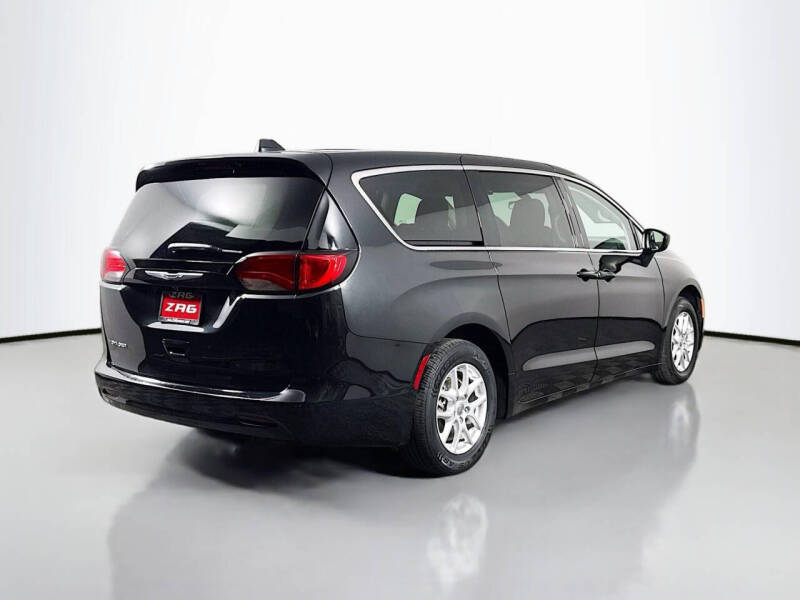 2022 Chrysler Voyager LX