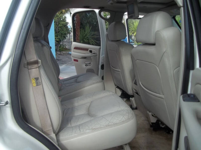 2004 Cadillac Escalade Base photo 32