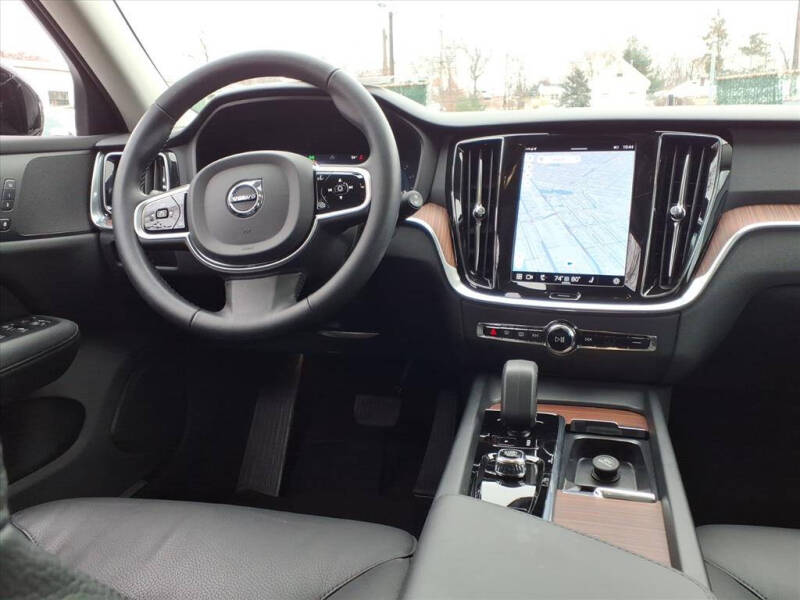 2025 Volvo V60 Cross Country B5 Plus