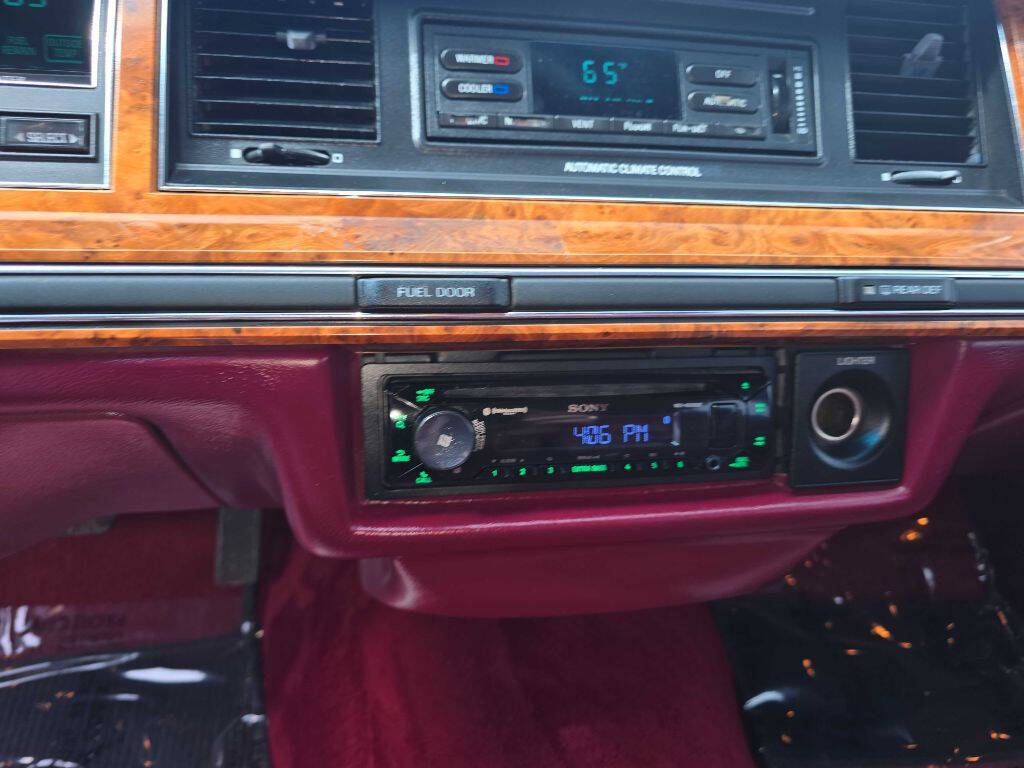 1993 Lincoln Town Car 38