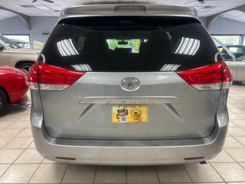 2014 Toyota Sienna LE 8-Passenger
