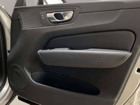 2025 Volvo XC60 B5 Core Dark Theme