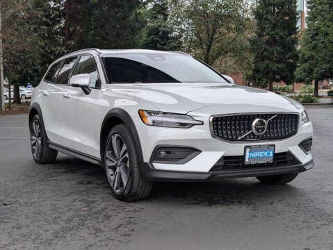 2025 Volvo V60 Cross Country B5 Plus