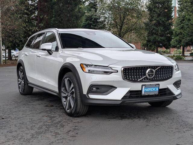 2025 Volvo V60 Cross Country B5 Plus