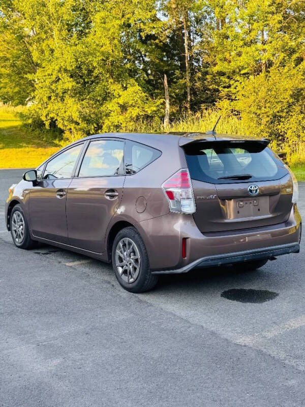 2015 Toyota Prius v Four