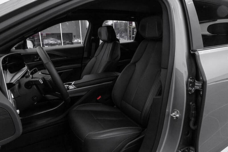 2024 Cadillac LYRIQ Luxury 3