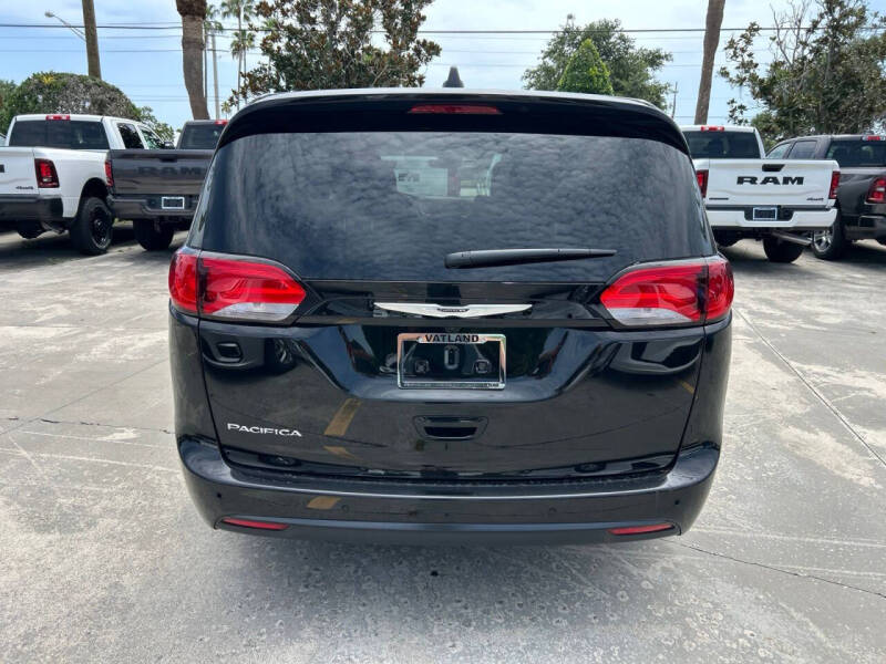 2027 Chrysler Pacifica LX