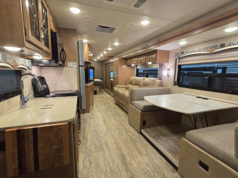 2017 Thor Motor Coach Hurricane