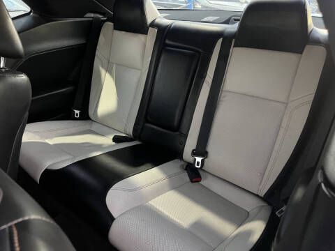 2015 Dodge Challenger SXT Plus