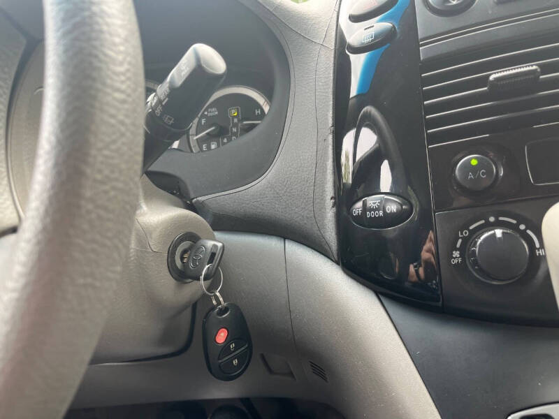 2005 Toyota Sienna CE 8 Passenger