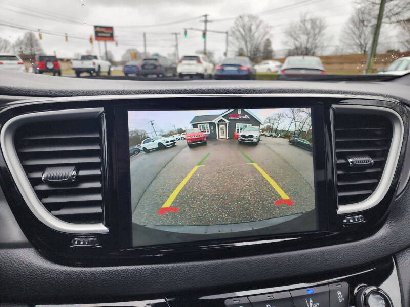2025 Chrysler Pacifica Select