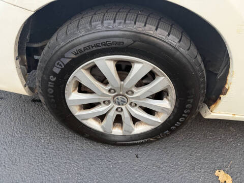 2012 Volkswagen Routan SE