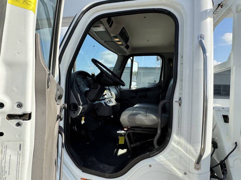 2017 Freightliner M2 106