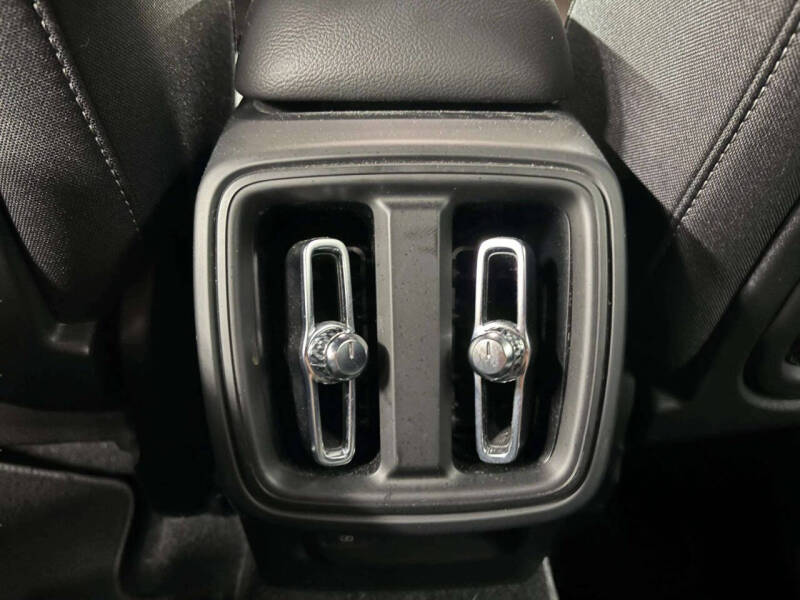 2024 Volvo XC40 B5 Core Dark Theme