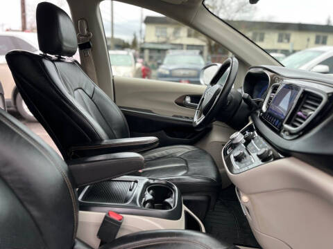 2017 Chrysler Pacifica Touring-L Plus