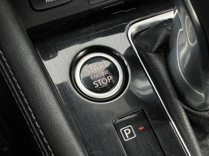 2022 Nissan Kicks SR