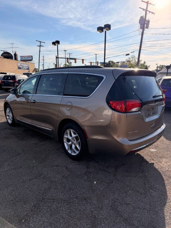 2017 Chrysler Pacifica Touring-L