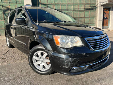 2011 Chrysler Town and Country for sale at Illinois Auto Sales in Paterson NJ