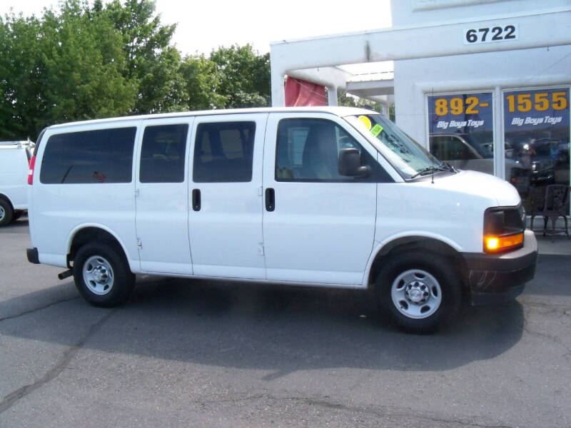 2017 Chevrolet Express Passenger LS photo 3