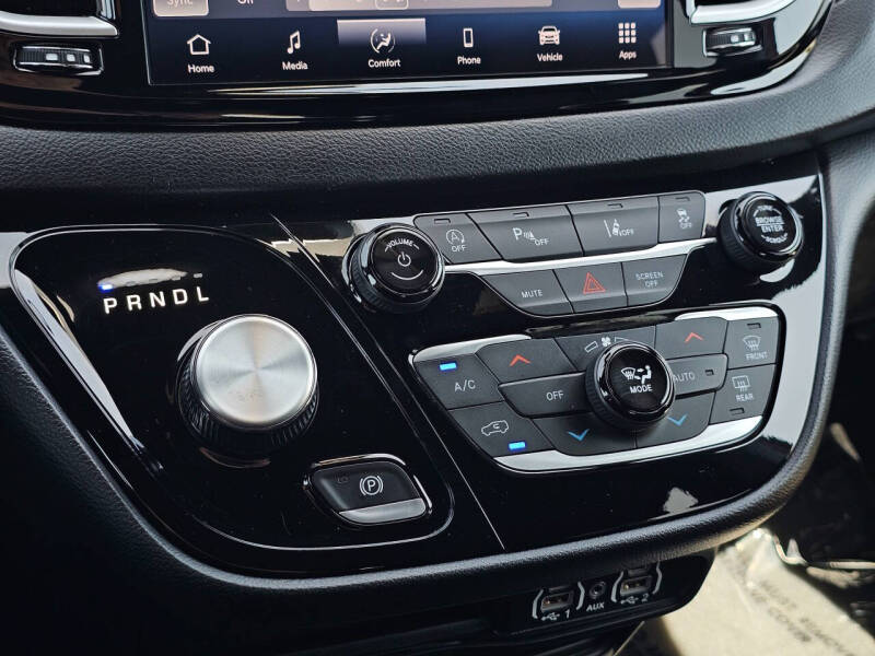 2025 Chrysler Pacifica Select