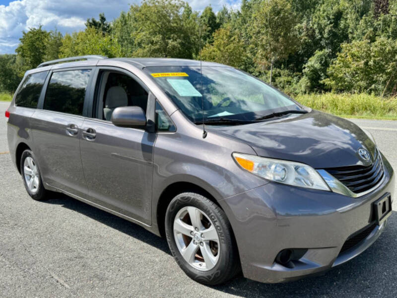 2013 Toyota Sienna LE's photo
