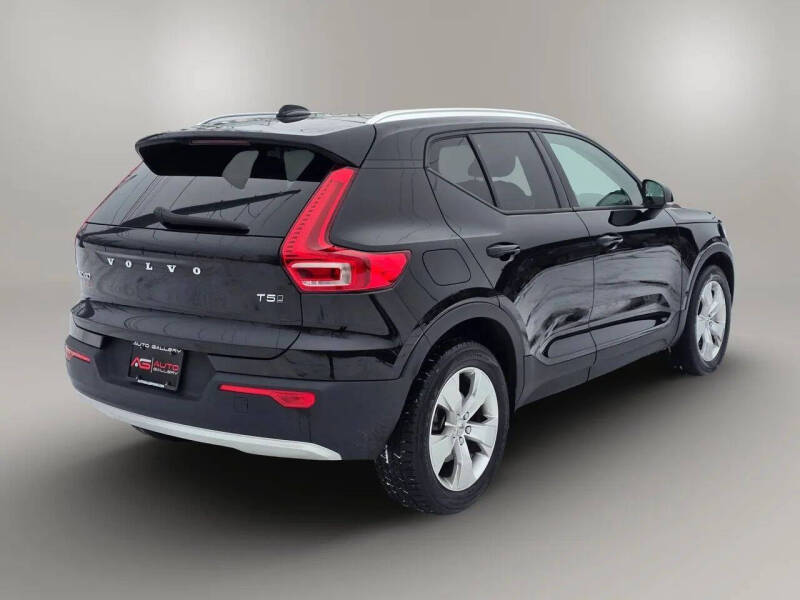 2021 Volvo XC40 T5 Momentum