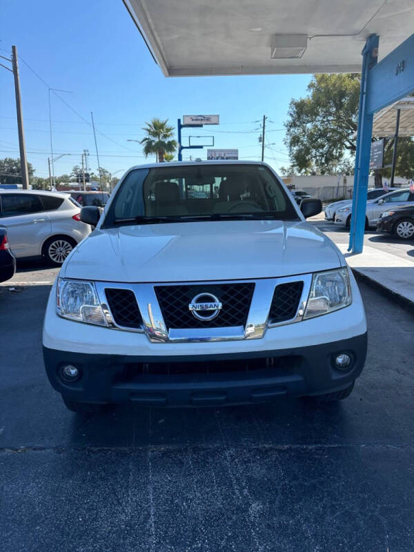 2014 Nissan Frontier SV photo 2