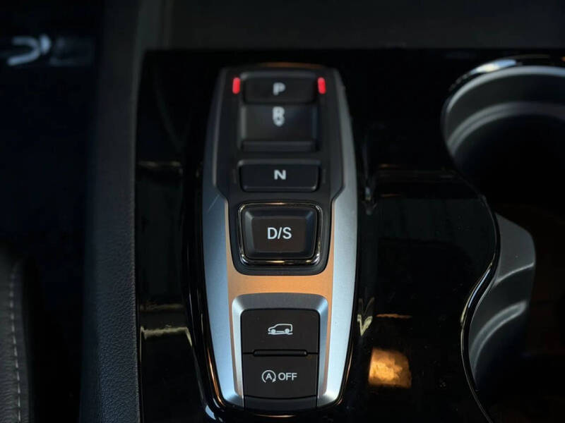 2022 Honda Pilot Touring w/Rear Captain's Chairs