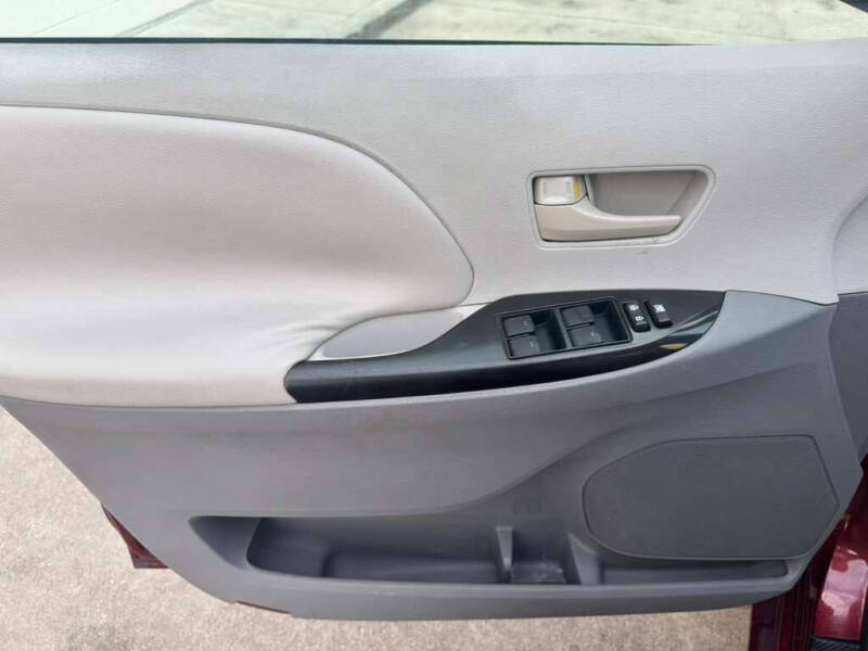 2011 Toyota Sienna LE 8-Passenger