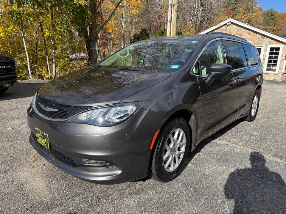 2021 Chrysler Voyager's photo