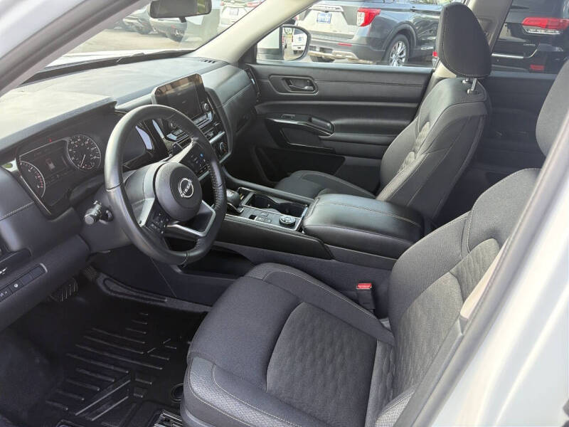 2024 Nissan Pathfinder SV