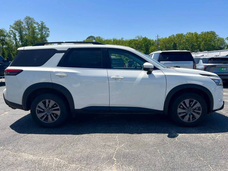2025 Nissan Pathfinder SV