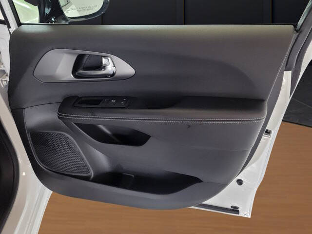 2027 Chrysler Pacifica LX