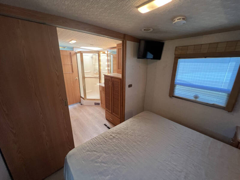 2001 Winnebago Journey 36L