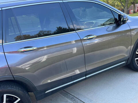 2022 Honda Pilot Touring w/Rear Captain's Chairs