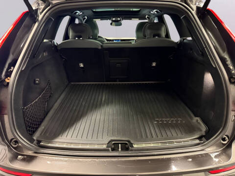 2022 Volvo XC60 B6 R-Design