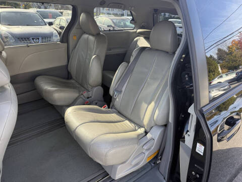 2011 Toyota Sienna LE 7-Passenger Auto Access Seat