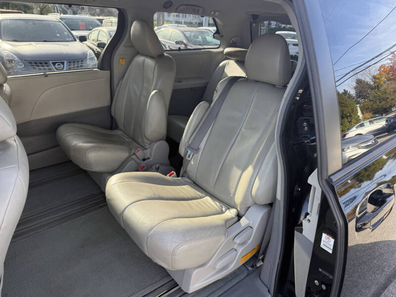 2011 Toyota Sienna LE 7-Passenger Auto Access Seat
