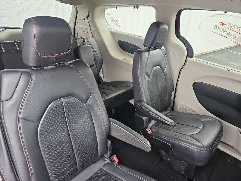 2017 Chrysler Pacifica Touring-L Plus