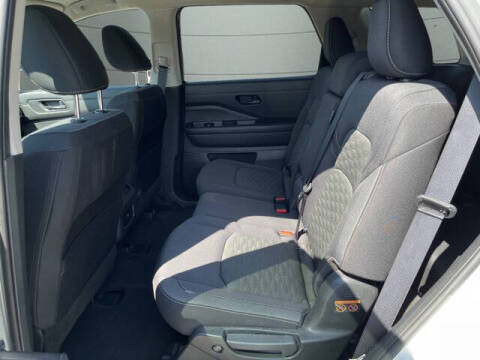 2024 Nissan Pathfinder SV