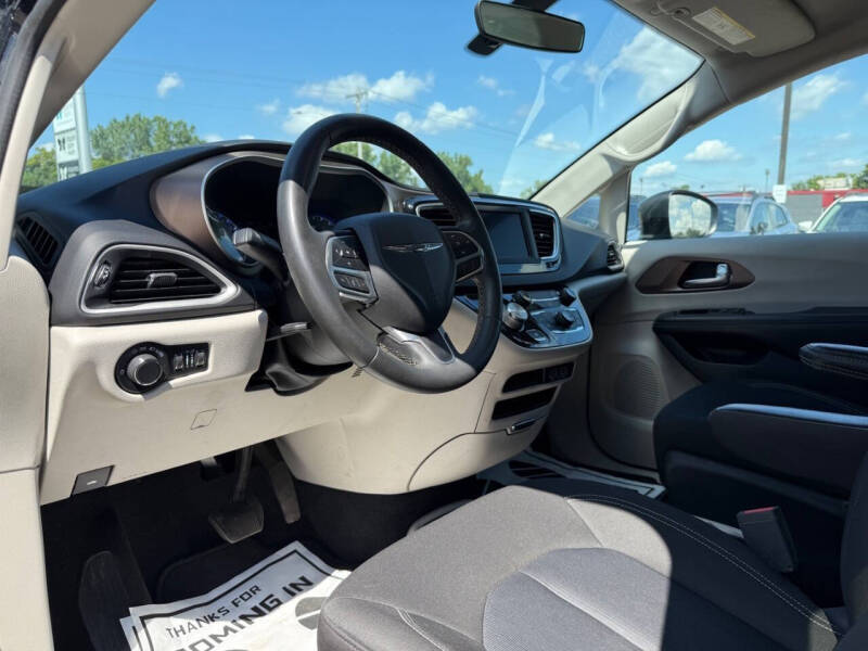 2022 Chrysler Voyager LX