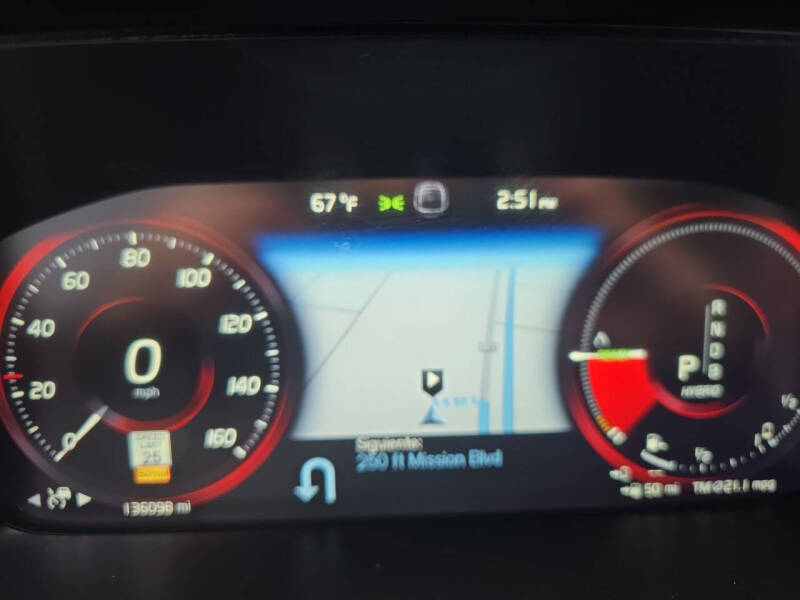 2018 Volvo XC90 T8 eAWD Momentum