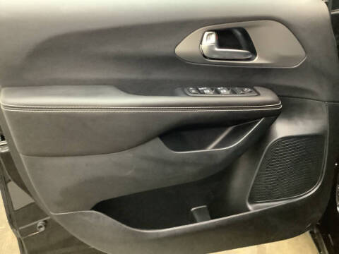 2027 Chrysler Pacifica LX